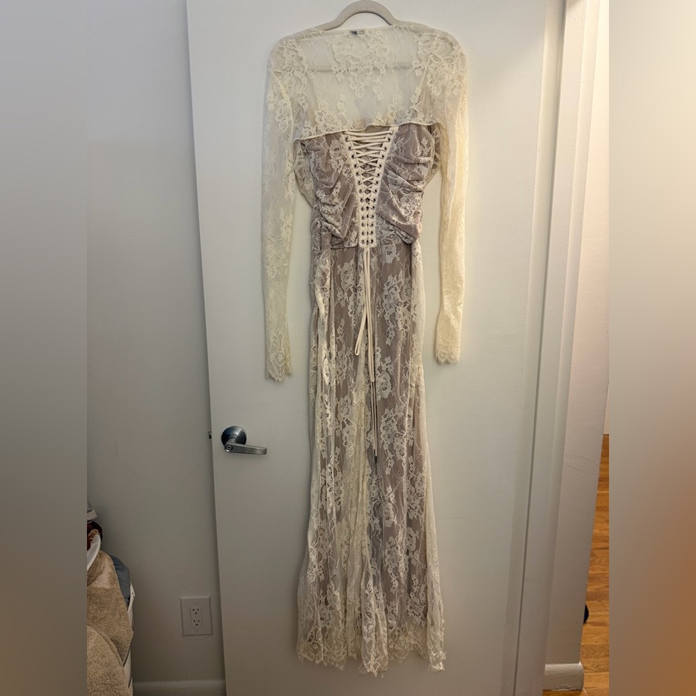 House of CB ‘Artemis’ lace dress - Picture 3 of 6